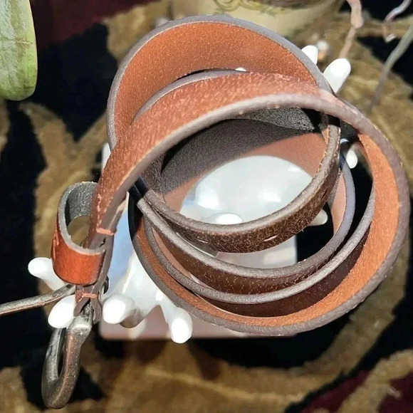 Levi’s Men’s Distressed Brown Leather Belt Brushed Silver Tone Buckle XL 42-44 - Picture 8 of 12